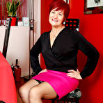 First pic of Bedworth Mum’s face of pure relief as she fills her pussy with a dildo – UK Wives Pics