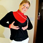 First pic of Chubby mama playing with her shaven haven. &ndash; UK Wives Pics