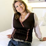 First pic of Lovely Mature Mommy Plays With Her Wet Cunt &ndash; UK Wives Pics