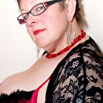 First pic of Short haired fat housewife in glasses spreads hr pussy lips and shows her wet pussy lips on the bed – UK Wives Pics