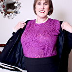 Second pic of Mature Brit Slut Strips After Work &ndash; UK Wives Pics