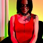 First pic of Tattooed girl Pollie Starr uses a sex machine on her horny vagina - Nude Women Pics