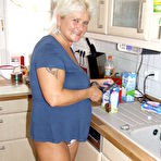 First pic of Mature woman covers her body with chocolate pudding - Mature.nl