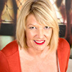 Second pic of Sexy older mature Amy Goodhead pulls her aging pussy wide open for closeup