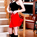 Second pic of Amateur Latina hottie Futter posing in knee high black boots