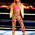First pic of Black girl unveils her athletic body while in a boxing ring