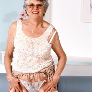 Hot GILF Pussy Spreading #400745