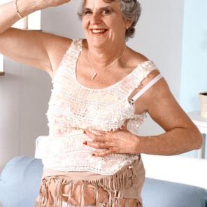 Hot GILF Pussy Spreading #400746