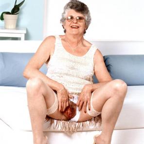 Hot GILF Pussy Spreading #400748