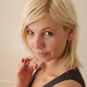 Amateur wife Emilia strips naked and takes a shower #583575